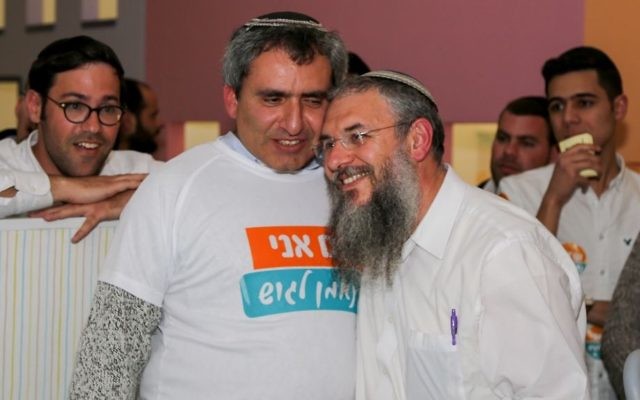 Le ministre Zeev Elkin avec le nouveau président du Conseil du Gush Etzion, Shlomo Neeman, dans les quartiers généraux de la campagne à Alon Shvut, le 14 février 2017. (Crédit : Gershon Elinson/Flash90)