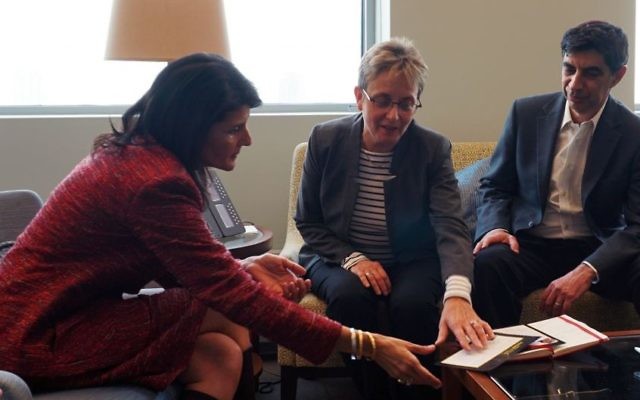 Simha et Leah Goldin avec l'ambassadrice américaine Nikki Haley, à gauche (Crédit : Mission des États-Unis auprès de l'ONU) Simha et Leah Goldin avec l'ambassadrice américaine Nikki Haley, à gauche (Crédit : Mission des États-Unis auprès de l'ONU)