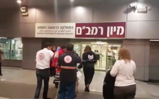 Un soldat grièvement blessé dans un accident de la route a été transporté au centre médical Rambam de Haïfa, le 12 février 2017. (Crédit : capture d'écran Israël Hayom) Un soldat grièvement blessé dans un accident de la route a été transporté au centre médical Rambam de Haïfa, le 12 février 2017. (Crédit : capture d'écran Israël Hayom)