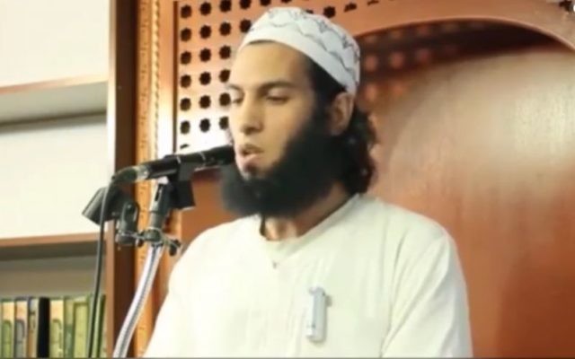 L'imam Sayyed al-Ghitawi au Centre islamique al-Andalous de Montréal, en 2014. (Crédit : capture d'écran YouTube) L'imam Sayyed al-Ghitawi au Centre islamique al-Andalous de Montréal, en 2014. (Crédit : capture d'écran YouTube)
