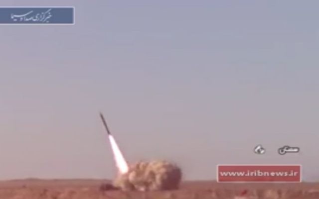 Des missiles lancés lors d'exercices en Iran, le 21 février 2017. (Crédit : capture d'écran Iribnews via Tasnim)