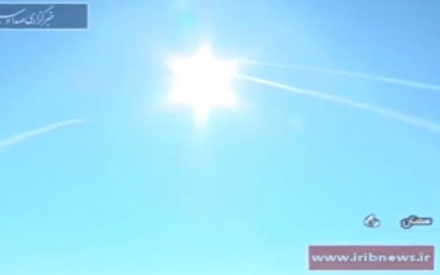 Des missiles lancés lors d'exercices en Iran, le 21 février 2017. (Capture d'écran : Iribnews via Tasnim)
