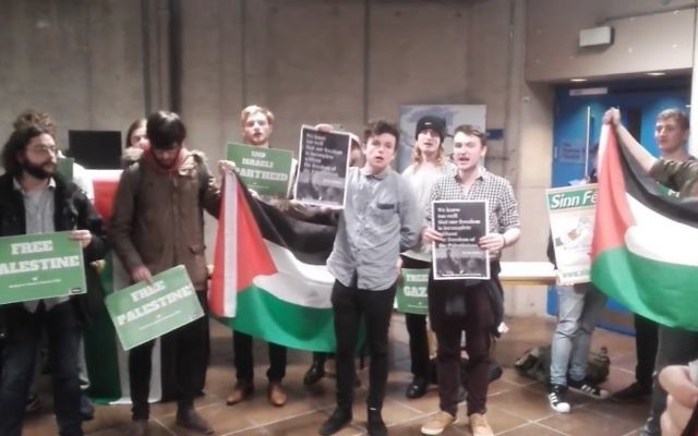 Des manifestants palestiniens avant un discours de Zeev Boker, ambassadeur israélien, au Trinity College de Dublin, le 20 février 2017. (Crédit : capture d'écran Facebook) Des manifestants palestiniens avant un discours de Zeev Boker, ambassadeur israélien, au Trinity College de Dublin, le 20 février 2017. (Crédit : capture d'écran Facebook)