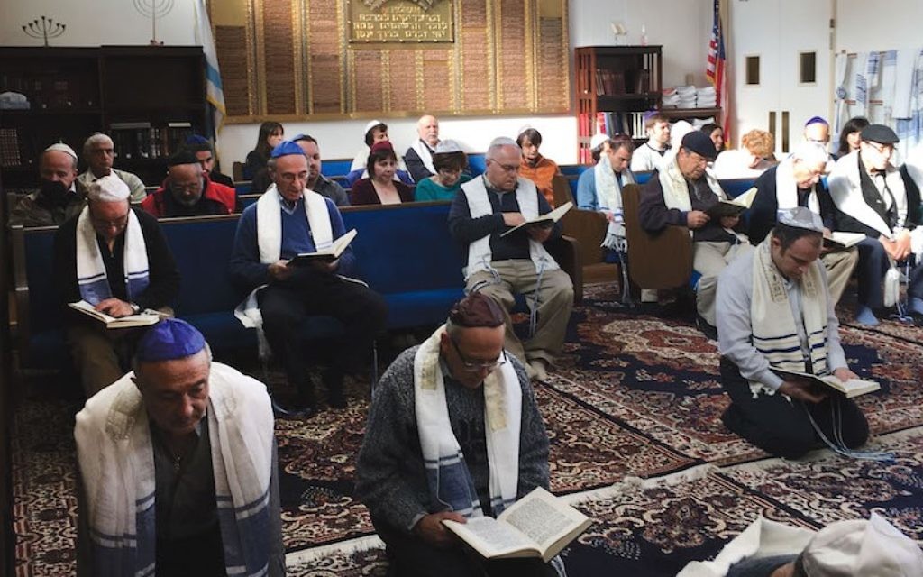 C'est une coutume pour les Juifs karaïtes de prier à genoux sur le sol, comme on le voit ici dans le sanctuaire de la congrégation Bnai Israel à Daly City, en Californie. (Autorisation des Juifs Karaïtes des Etats unis via JTA) C'est une coutume pour les Juifs karaïtes de prier à genoux sur le sol, comme on le voit ici dans le sanctuaire de la congrégation Bnai Israel à Daly City, en Californie. (Autorisation des Juifs Karaïtes des Etats unis via JTA)