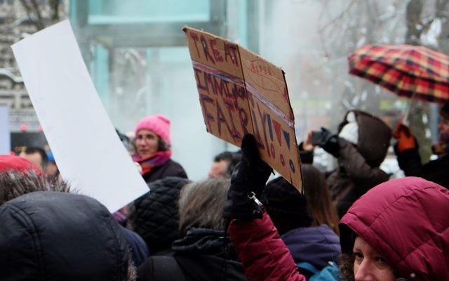 Les militants rassemblés devant le mémorial de l'Holocauste de Nouvelle Angleterre, à Boston, dans le Massachusetts, durant un rassemblement de soutien aux réfugiés le 12 février 2017 (Crédit : Kaila Fleisig) Les militants rassemblés devant le mémorial de l'Holocauste de Nouvelle Angleterre, à Boston, dans le Massachusetts, durant un rassemblement de soutien aux réfugiés le 12 février 2017 (Crédit : Kaila Fleisig)