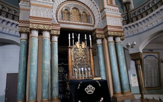 L'arche dans la synagogue chorale de Vilnius, en Lituanie. (Crédit : capture d'écran YouTube) L'arche dans la synagogue chorale de Vilnius, en Lituanie. (Crédit : capture d'écran YouTube)