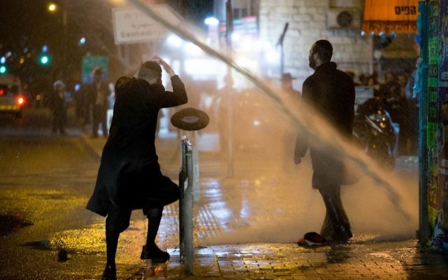 Des manifestants ultra-orthodoxes protestent contre l'arrestation d'un étudiant en yeshiva qui a failli a ses obligations militaires, dans le quartier de Mea Shearim, le 7 février 2017. (Crédit : Yonathan Sindel/Flash 90)