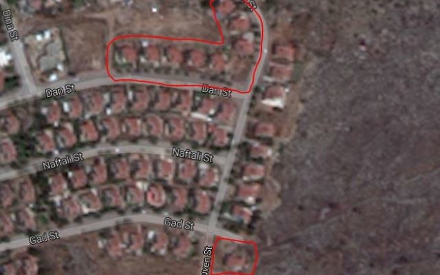 Les neuf bâtiments d'Ofra qui doivent être démantelées avant le 5 mars 2017. (Crédit : capture d'écran Google Maps) Les neuf bâtiments d'Ofra qui doivent être démantelées avant le 5 mars 2017. (Crédit : capture d'écran Google Maps)