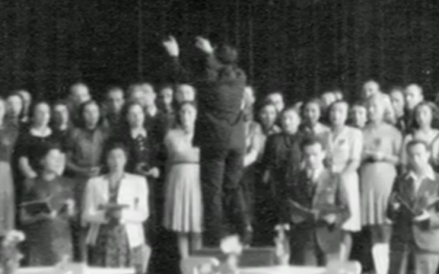 Seule photographie connue des détenus de Theresienstadt chantant le Requiem de Verdi, prise pendant la dernière représentation le 23 juin 1944. Raphael 'Rafi' Schachter dirige la chorale, devant un public où était présent Adolf Eichmann et une délégation de la Croix Rouge internationale. (Crédit : Fondation Terezin) Seule photographie connue des détenus de Theresienstadt chantant le Requiem de Verdi, prise pendant la dernière représentation le 23 juin 1944. Raphael 'Rafi' Schachter dirige la chorale, devant un public où était présent Adolf Eichmann et une délégation de la Croix Rouge internationale. (Crédit : Fondation Terezin)