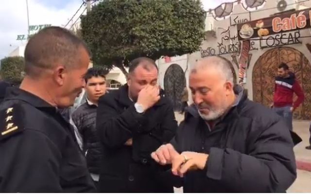 Un groupe de religieux venus réclamer la fermeture d'un restaurant servant de l'alccol tenu par juif tunisien (Crédit: capture d'écran/Djerba News)