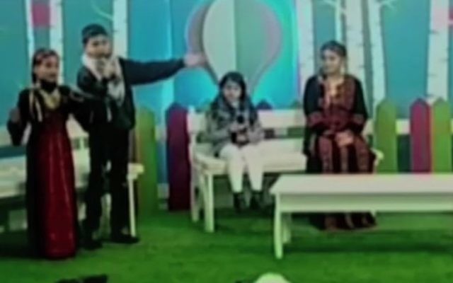 Des enfants rendant hommage à la violence et aux armes dans un programme pour enfants de la chaîne de télévision de l'Autorité palestinienne, le 20 janvier 2017. (Crédit : capture d'écran YouTube)