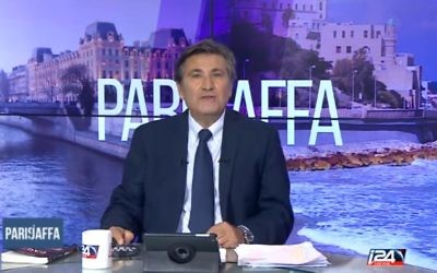 Paul Amar, présentant les nouvelles grilles d'I24 News peu de temps après sa nomination en 2015 (Crédit: Capture d'écran Youtube/I24 News)