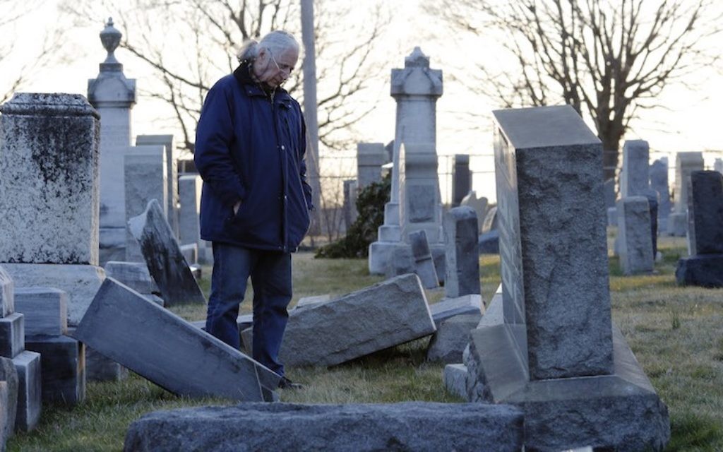 Un homme devant les pierres tombales profanées du cimetière juif du mont Carmel à Philadelphie, le 26 février 2017. (Crédit : Dominick Reuter/AFP) Un homme devant les pierres tombales profanées du cimetière juif du mont Carmel à Philadelphie, le 26 février 2017. (Crédit : Dominick Reuter/AFP)