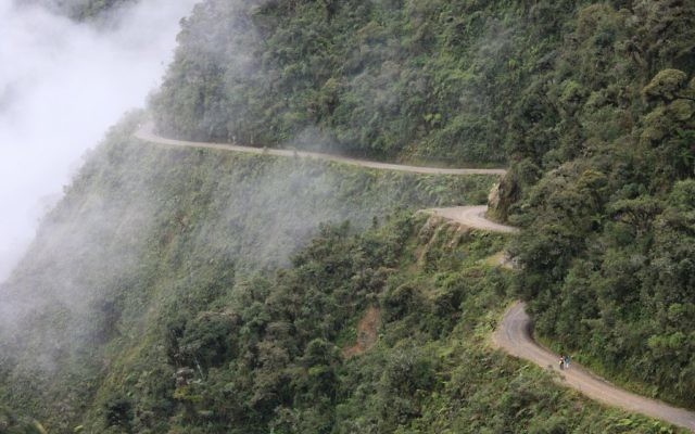 La route de Yungas, en Bolivie, surnommée la "route de la mort". Illustration. (Crédit : Alex Proimos)