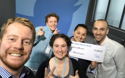 Samia Hathroubi, recevant ici un premier prix de Twitter, est la responsable de l'antenne locale de la Fédération pour la compréhension ethnique (FFEU)