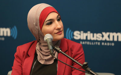 La militante musulmane Linda Sarsour à l'événement SiriusXM 'Muslim in America' à New York, le 26 octobre 2015 (Crédit : Robin Marchant / Getty Images pour SiriusXM / via JTA)