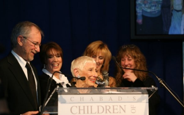 Leah Adler, entourée de ses 4 enfants, lors d'une levée de fonds pour les enfants de Tchernobyl. De gauche à droite :Steven, Sue, Nancy et Anne. (Crédit : Nancy Spielberg)