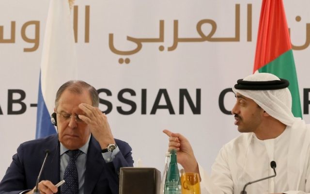 Le ministre des Affaires étrangères des Émirats arabes unis Sheikh Abdullah bin Zayed al-Nahyan (à droite), Le ministre des Affaires étrangères russe Sergei Lavrov (à gauche) durant une conférence de presse à Abu Dhabi le 1 février 2017. (Crédit: AFP PHOTO / KARIM SAHIB) Le ministre des Affaires étrangères des Émirats arabes unis Sheikh Abdullah bin Zayed al-Nahyan (à droite), Le ministre des Affaires étrangères russe Sergei Lavrov (à gauche) durant une conférence de presse à Abu Dhabi le 1 février 2017. (Crédit: AFP PHOTO / KARIM SAHIB)