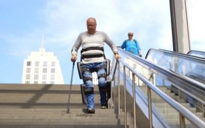 La start-up Rewalk et le Wyss Institute se sont associés pour créer cet exosquelette permettant à certains handicapés de remarcher (Crédit: capture d'écran/Rewalk)