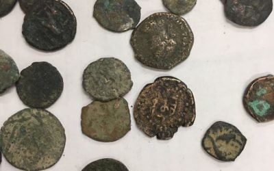 Les pièces de monnaie anciennes confisquées par les autorités israélienne à un homme palestinien lors de son entrée en Cisjordanie par le Pont Allenby le 16 février 2017 (Crédit : Autorité des douanes israéliennes) Les pièces de monnaie anciennes confisquées par les autorités israélienne à un homme palestinien lors de son entrée en Cisjordanie par le Pont Allenby le 16 février 2017 (Crédit : Autorité des douanes israéliennes)