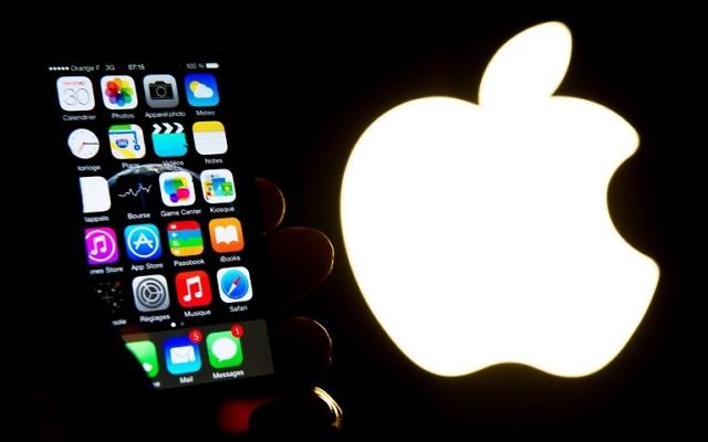 Un iPhone à côté du logo Apple (Crédit : AFP PHOTO / Philippe HUGUEN) Un iPhone à côté du logo Apple (Crédit : AFP PHOTO / Philippe HUGUEN)