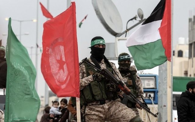 Membres de la branche armée du Hamas, les brigades Ezzedine al-Qassam, à Rafah, dans le sud de la bande de Gaza, le 31 janvier 2017. (Crédit : Saïd Khatib/AFP) Membres de la branche armée du Hamas, les brigades Ezzedine al-Qassam, à Rafah, dans le sud de la bande de Gaza, le 31 janvier 2017. (Crédit : Saïd Khatib/AFP)