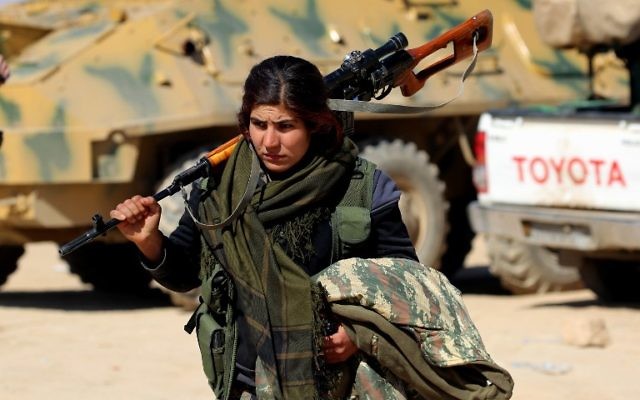 Une combattante kurde des Forces démocratiques syriennes (FDS) dans le village de Sabah al-Khayr, le 21 février 2017. (Crédit : Delil Souleiman/AFP) Une combattante kurde des Forces démocratiques syriennes (FDS) dans le village de Sabah al-Khayr, le 21 février 2017. (Crédit : Delil Souleiman/AFP)
