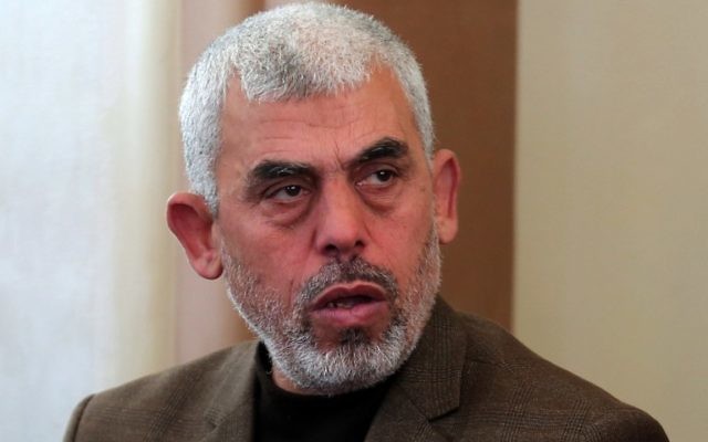 Yahya Sinwar, le nouveau chef du Hamas à Gaza, pendant l'inauguration d'une mosquée à Rafah, dans le sud de la bande de Gaza, le 24 février 2017. (Crédit : Said Khatib/AFP) Yahya Sinwar, le nouveau chef du Hamas à Gaza, pendant l'inauguration d'une mosquée à Rafah, dans le sud de la bande de Gaza, le 24 février 2017. (Crédit : Said Khatib/AFP)