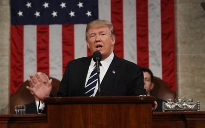 Le président américain Donald J. Trump pendant son premier discours devant le Congrès, à la Chambre des représentants, à Washington, D.C., le 28 février 2017. (Crédit : Jim Lo Scalzo/Pool/AFP)