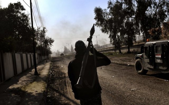 Les forces irakiennes affrontent les combattants de l'Etat islamique à Mossoul, le 5 mars 2017. (Crédit : Aris Messinis/AFP)