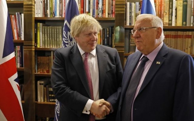 Boris Johnson, secrétaire d'Etat britannique, et le président Reuven Rivlin à Jérusalem, le 8 mars 2017. (Crédit : Ronen Zvulun/Pool/AFP) Boris Johnson, secrétaire d'Etat britannique, et le président Reuven Rivlin à Jérusalem, le 8 mars 2017. (Crédit : Ronen Zvulun/Pool/AFP)