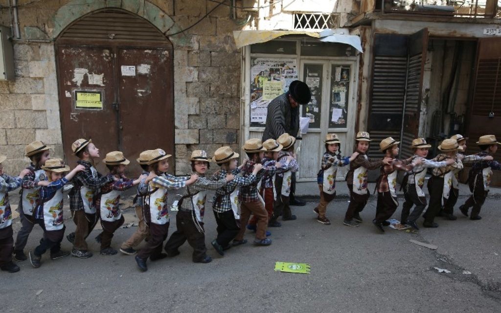Des enfants ultra-orthodoxes déguisés pendant la célébration de Pourim dans leur école, quatre jours avant la date officielle de la fête, dans le quartier juif ultra-orthodoxe de Mea Shearim, à Jérusalem, le 8 mars 2017. (Crédit : Menahem Kahana/AFP)