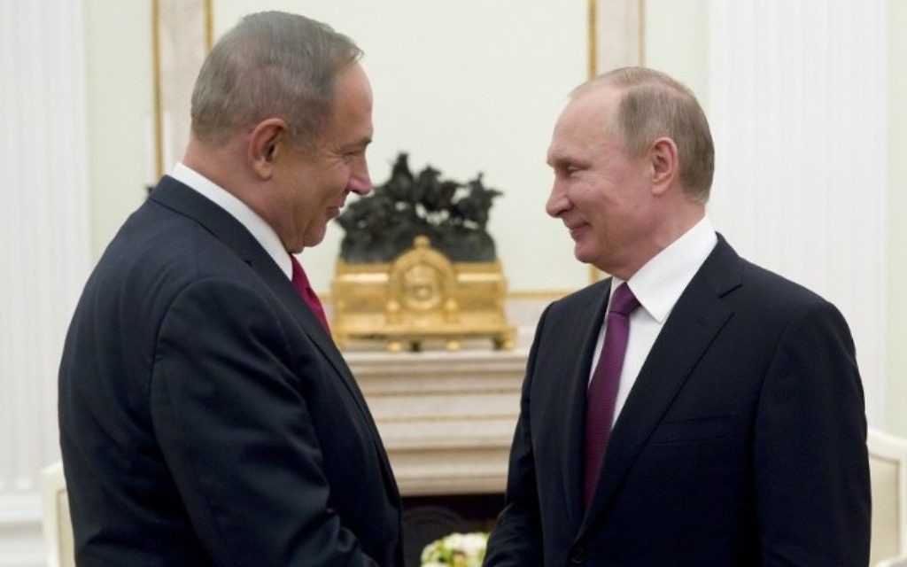 Le Premier ministre Benjamin Netanyahu avec le président russe Vladimir Poutine lors de leur rencontre à Moscou, le 9 mars 2017. (Crédit : Pavel Golovkin/Pool/AFP)