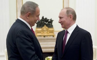 Le Premier ministre Benjamin Netanyahu avec le président russe Vladimir Poutine lors de leur rencontre à Moscou, le 9 mars 2017. (Crédit : Pavel Golovkin/Pool/AFP)