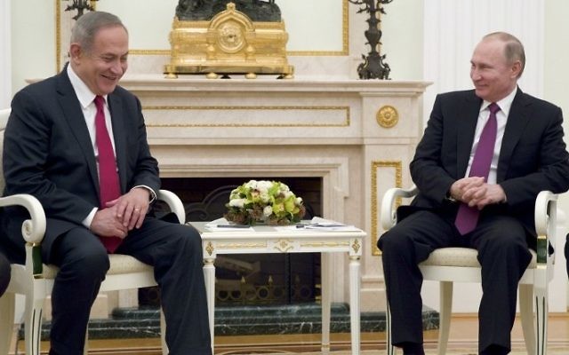 Le Premier ministre Benjamin Netanyahu avec le président russe Vladimir Poutine lors de leur rencontre à Moscou, le 9 mars 2017. (Crédit : Pavel Golovkin/Pool/AFP) Le Premier ministre Benjamin Netanyahu avec le président russe Vladimir Poutine lors de leur rencontre à Moscou, le 9 mars 2017. (Crédit : Pavel Golovkin/Pool/AFP)