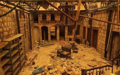 Le quartier détruit de Bab al-Nasr à Alep, autrefois aux mains des rebelles, pendant une tempête de sable, le 10 mars 2017. (Crédit : Joseph Eid/AFP)
