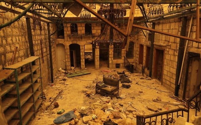 Le quartier détruit de Bab al-Nasr à Alep, autrefois aux mains des rebelles, pendant une tempête de sable, le 10 mars 2017. (Crédit : Joseph Eid/AFP)
