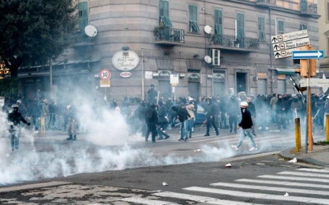 Affrontements entre manifestants et policiers dans un quartier de Fuirigrotta durant un rassemblement organisé pour protester contre le meeting politique de Matteo Salvini, le secrétaire général du parti d'extrême droite italienne Lega Nord, le 11 mars 2017 à Naples. (Crédit : AFP PHOTO/Eliano IMPERATO) Affrontements entre manifestants et policiers dans un quartier de Fuirigrotta durant un rassemblement organisé pour protester contre le meeting politique de Matteo Salvini, le secrétaire général du parti d'extrême droite italienne Lega Nord, le 11 mars 2017 à Naples. (Crédit : AFP PHOTO/Eliano IMPERATO)