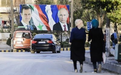 Une affiche géante de Bashar el-Assad et de Vladimir Poutine à Alep, le 9 mars 2017. (Crédit : Joseph Eid/AFP)