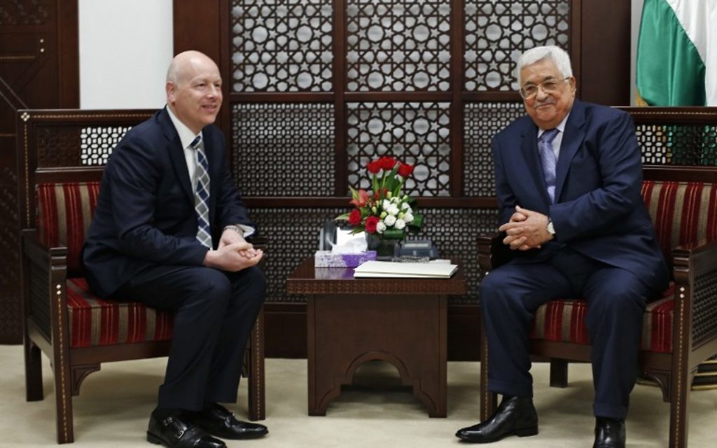 Le président de l'Autorité palestinienne Mahmoud Abbas, à droite, avec Jason Greenblatt, représentant spécial pour les négociations internationales du président Trump, à Ramallah, le 14 mars 2017. (Crédit : Abbas Momani/AFP)
