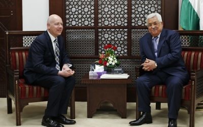 Le président de l'Autorité palestinienne Mahmoud Abbas, à droite, avec Jason Greenblatt, représentant spécial pour les négociations internationales du président Trump, à Ramallah, le 14 mars 2017. (Crédit : Abbas Momani/AFP) Le président de l'Autorité palestinienne Mahmoud Abbas, à droite, avec Jason Greenblatt, représentant spécial pour les négociations internationales du président Trump, à Ramallah, le 14 mars 2017. (Crédit : Abbas Momani/AFP)