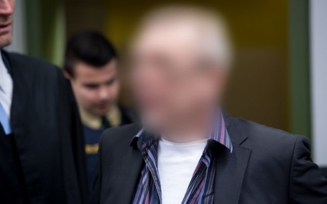 Andreas H. à son arrivée au tribunal de Munich où il est jugé dans le cadre de l'affaire "Oldschool Society", le 15 mars 2017. (Crédit : Sven Hoppe/dpa/AFP) Andreas H. à son arrivée au tribunal de Munich où il est jugé dans le cadre de l'affaire "Oldschool Society", le 15 mars 2017. (Crédit : Sven Hoppe/dpa/AFP)