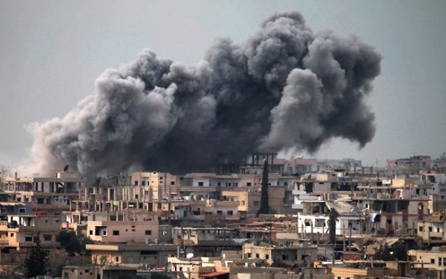 Frappes aériennes dans un quartier détenu par les rebelles dans la ville de Daraa, dans le sud de la Syrie, le 16 mars 2017. Illustration. (Crédit : Mohamad Abazeed/AFP)
