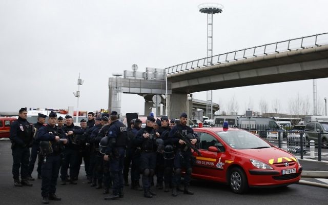 Des policiers français sécurisent la zone du Terminal Sud de l'aéroport d'Orly après une tentative d'attaque terroriste, le 18 mars 2017. (Crédit : Benjamin Cremel/AFP)