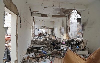 Une école détruite par une frappe aérienne dans la ville de Taëz, dans le sud du Yémen, le 16 mars 2017. (Crédit : Ahmad Al-Basha/AFP)