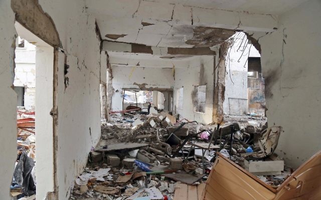 Une école détruite par une frappe aérienne dans la ville de Taëz, dans le sud du Yémen, le 16 mars 2017. (Crédit : Ahmad Al-Basha/AFP)