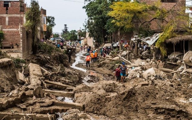 Les dégâts causés par les inondations dans le quartier du Huachipa, à l'est de Lima, ua Pérou, le  19 mars 2017. (Crédit : AFP PHOTO / Ernesto BENAVIDES)