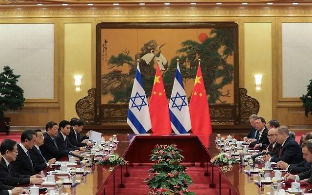 Le Premier ministre chinois Li Keqiang, 4e à gauche, et le Premier ministre Benjamin Netanyahu, 3e à droite, au Palais de l'Assemblée du Peuple, à Pékin, le 20 mars 2017. (Crédit : Lintao Zhang/Pool/AFP)