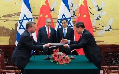 Le Premier ministre chinois Li Keqiang, 2e à droite, et le Premier ministre Benjamin Netanyahu, 2e à gauche, au Palais de l'Assemblée du Peuple, à Pékin, le 20 mars 2017. (Crédit : Lintao Zhang/Pool/AFP)