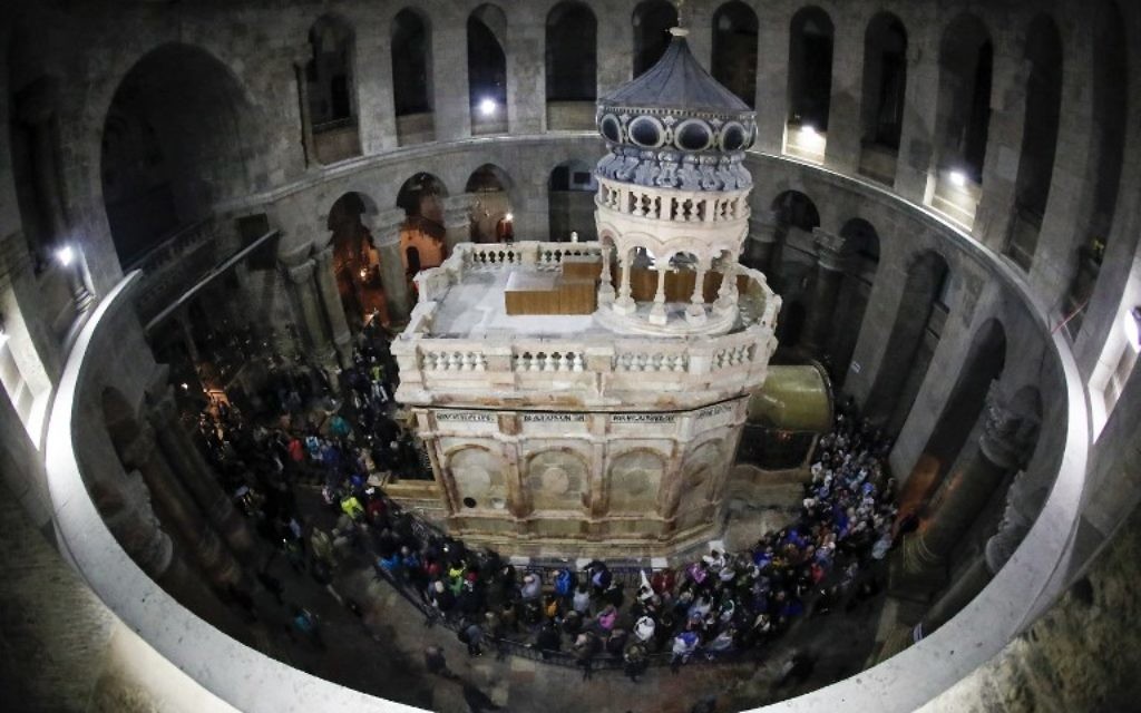 L'Edicule du Tombeau de Jésus après sa restauration, dans l'église du Saint-Sépulcre de la Vieille Ville de Jérusalem, le 21 mars 2017. (Crédit : Thomas Coex/AFP) L'Edicule du Tombeau de Jésus après sa restauration, dans l'église du Saint-Sépulcre de la Vieille Ville de Jérusalem, le 21 mars 2017. (Crédit : Thomas Coex/AFP)